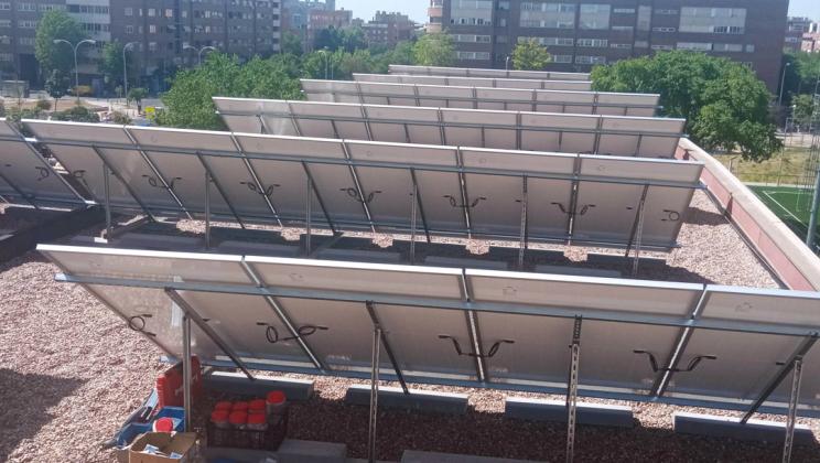 Instalação fotovoltaica no telhado de edifício Prodis