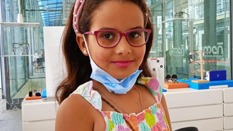 Niña saharaui gafas nuevas. Programa Vacaciones en Paz