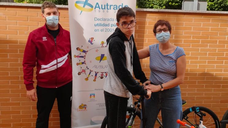Donation of scooters and bicycles to children with ASD. AUTRADE.