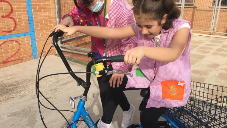 Girl on a bike.  Bicicleta-Patinete-Patines project.