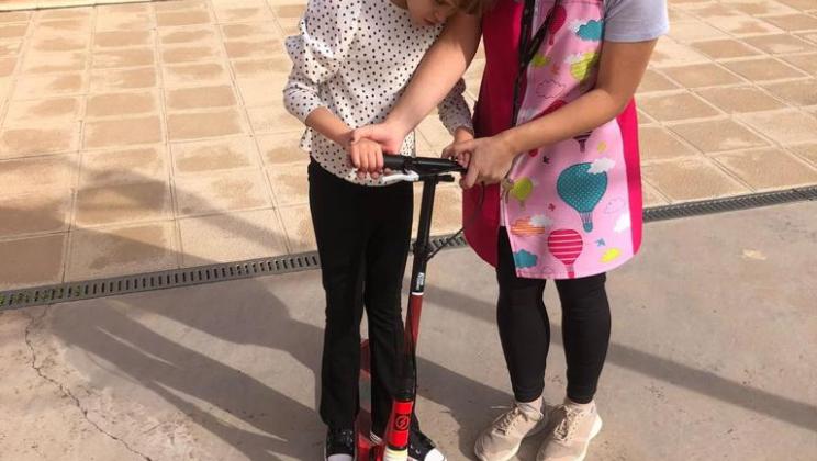 Ragazza con scooter. Progetto Bicicleta-Patinete-Patines.