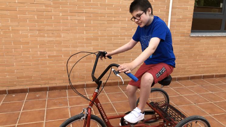 Ragazzo con bici nuova. AUTRADE