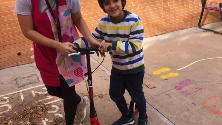 Ragazzo con scooter. AUTRADE.