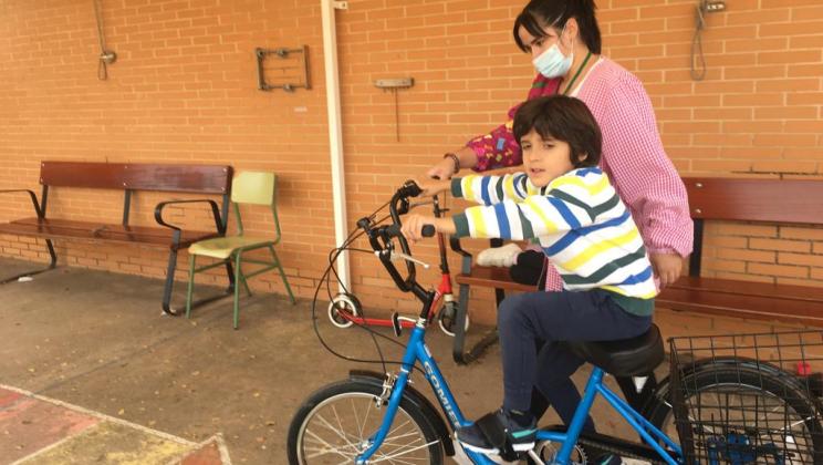 Ragazzo con bici nuova.