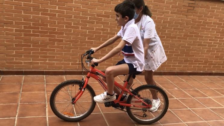 Menina recebendo bicicleta nova. AUTRADE